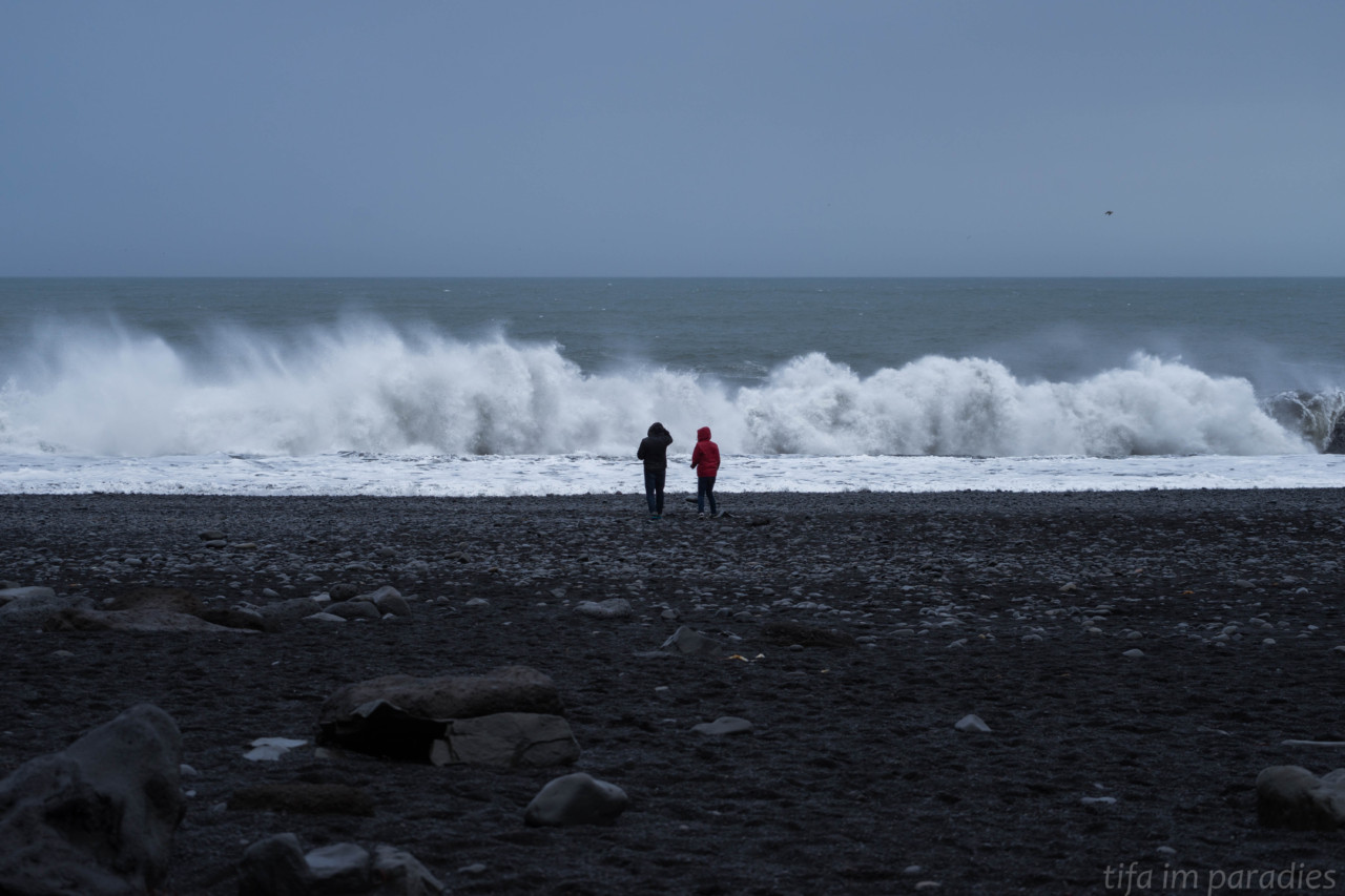 Der schwarze Strand von Reynisfjara ist äußerst gefährlich. Hohe Wellen kommen oft unerwartet und können einen schnell ins Meer ziehen, aus dem es wegen der extrem starken Strömung kaum ein Entkommen gibt.